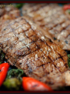 Una foto de Entrecot a la parrilla con pimientos