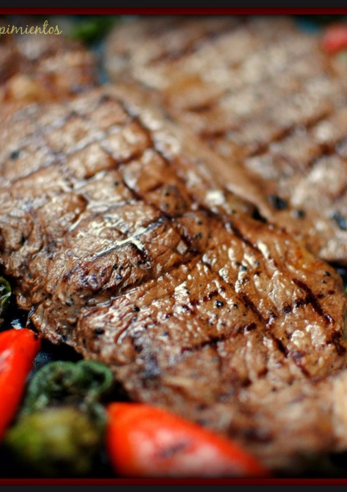 Una foto de Entrecot a la parrilla con pimientos