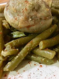 Una foto de Hervido de judías y alcachofas salteadas con ajo y pimentón