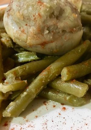 Foto principal de Hervido de judías y alcachofas salteadas con ajo y pimentón