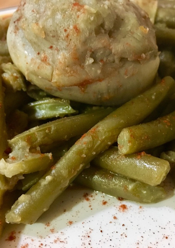 Una foto de Hervido de judías y alcachofas salteadas con ajo y pimentón