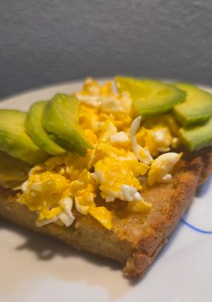 Una foto de Tostón de Palta y Huevo sin gluten