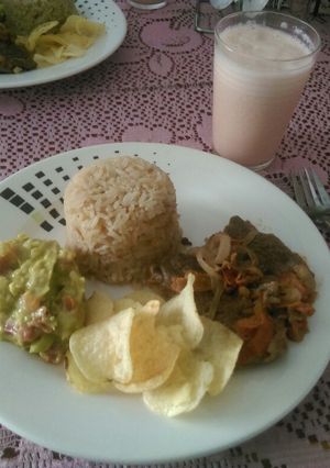 Una foto de Arroz con coca-cola, bisteck de res y guacamole