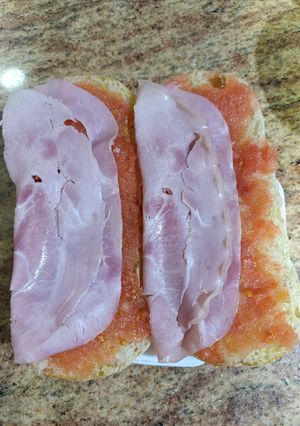Una foto de Mollete con aceite de oliva, ajo restregado, tomate rallado y jamón York