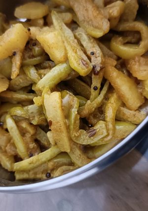 आलू परवल की सब्जी (aloo parwal ki sabzi recipe in Hindi) रेसिपी मुख्य फोटो