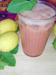 Una foto de Smoothie, mojito de sandía