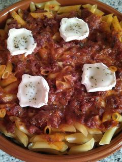 Una foto de Macarrones al horno con salsa de tomate con verduras y carne picada
