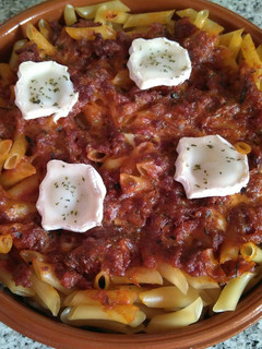 Una foto de Macarrones al horno con salsa de tomate con verduras y carne picada
