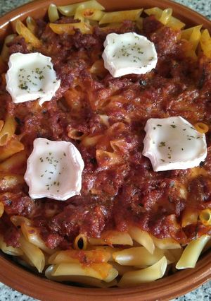 Una foto de Macarrones al horno con salsa de tomate con verduras y carne picada