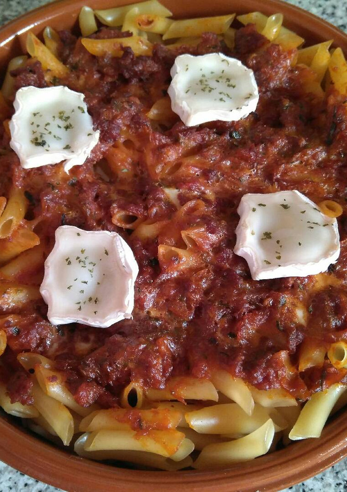 Una foto de Macarrones al horno con salsa de tomate con verduras y carne picada
