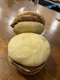Una foto de Alfajores helados