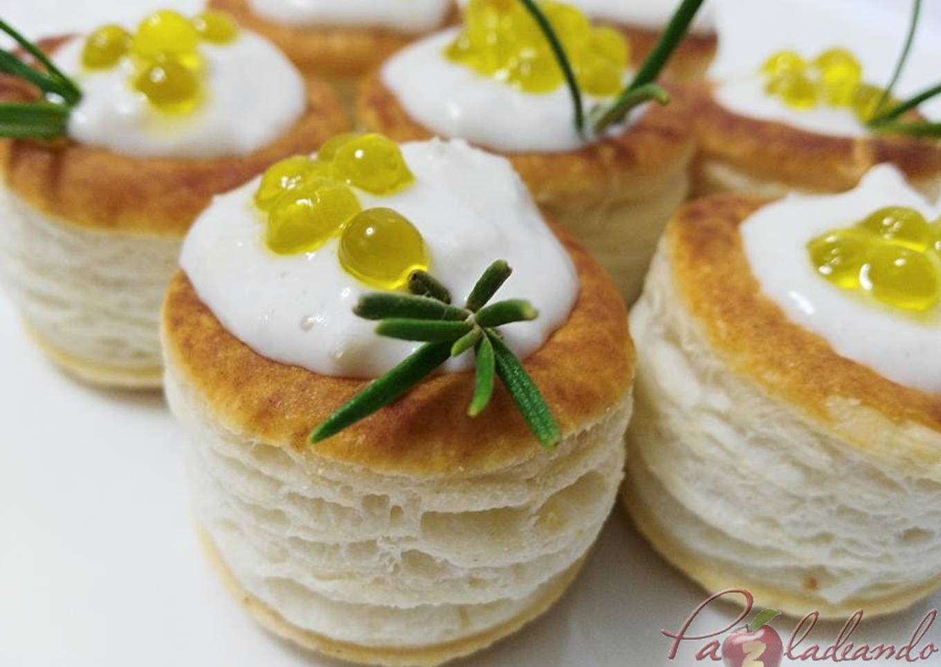 Mini volovanes de brandada de bacalao con caviar de aove
