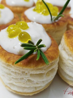 Una foto de Mini volovanes de brandada de bacalao con caviar de aove
