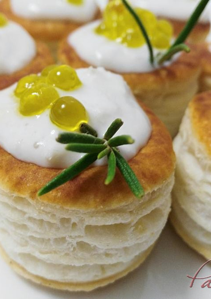 Una foto de Mini volovanes de brandada de bacalao con caviar de aove
