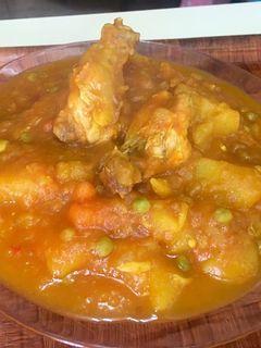 Una foto de Patatas guisadas con alas de pollo en olla express
