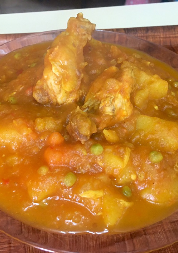 Una foto de Patatas guisadas con alas de pollo en olla express