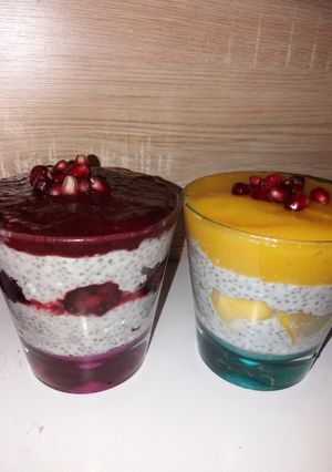 O poză a rețetei Budincă de chia cu piure de fructe.