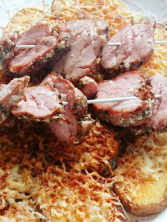 Una foto de Solomillo de Cerdo adobado con Patatas y Emmental gratinadas🍖🍟