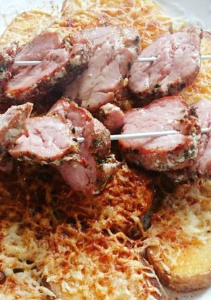 Una foto de Solomillo de Cerdo adobado con Patatas y Emmental gratinadas🍖🍟