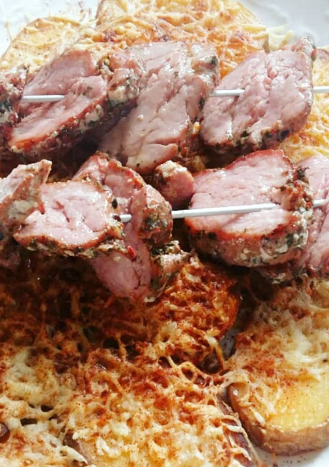 Una foto de Solomillo de Cerdo adobado con Patatas y Emmental gratinadas🍖🍟