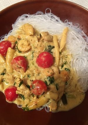 Zdjęcie przepisu Curry z indykiem i krewetkami.