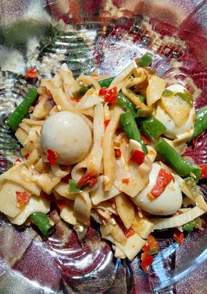 A picture of Quails eggs with bamboo shoots stir fried (oseng-oseng rebung).