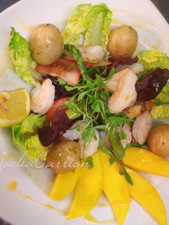 Una foto de Ensalada templada de mango, langostino y trigueros