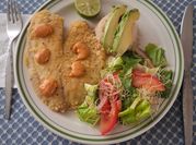 Una foto de pescado tilapia empanizado