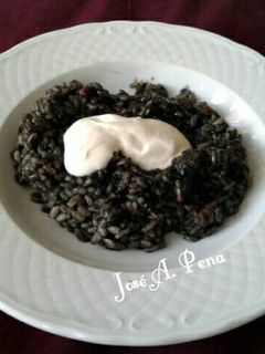 Una foto de Arroz negro con chipirones y sals alioli