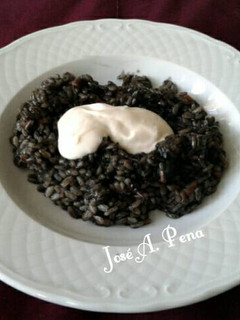 Una foto de Arroz negro con chipirones y sals alioli