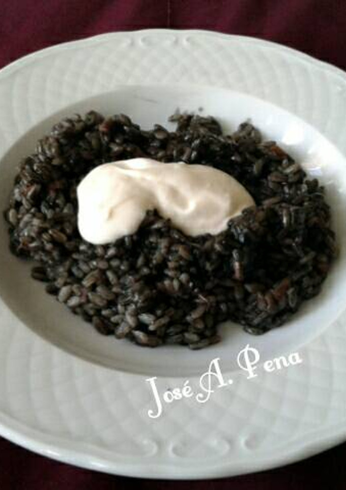 Una foto de Arroz negro con chipirones y sals alioli
