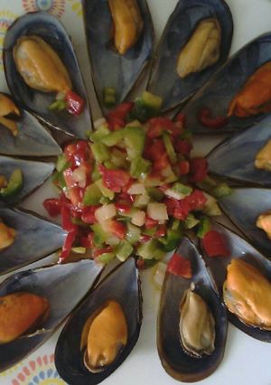 Una foto de Mejillones al vino blanco con vinagreta de mostaza