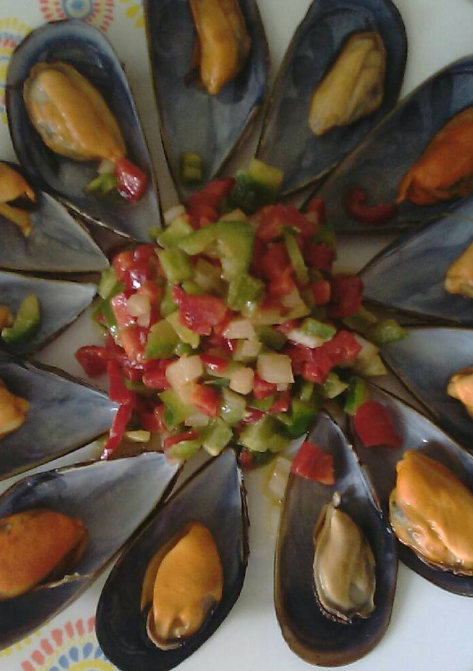 Una foto de Mejillones al vino blanco con vinagreta de mostaza