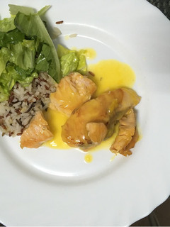 Una foto de Salmón a la naranja con arroz de grano largo y ensalada