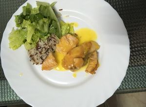Foto principal de Salmón a la naranja con arroz de grano largo y ensalada
