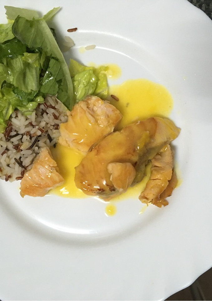 Una foto de Salmón a la naranja con arroz de grano largo y ensalada