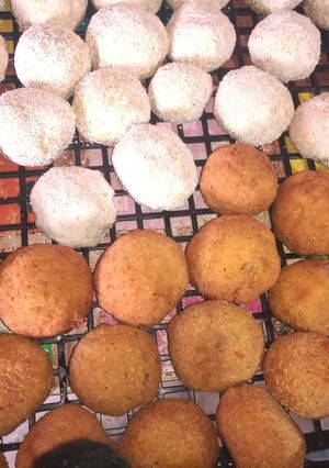 Una foto de Albóndigas gigantes de polenta y orégano rellenas con queso!