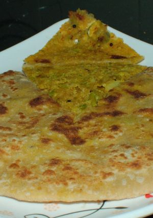 A picture of Gobhi allu matar paratha.