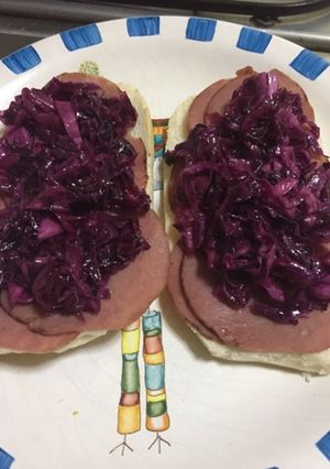 Una foto de Bruschetta de repollo colorado