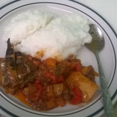 A picture of Glenrick tin fish with vegetables.