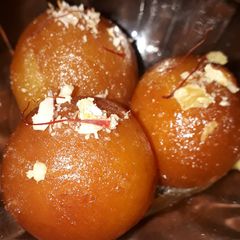 A picture of Gulab jamun.