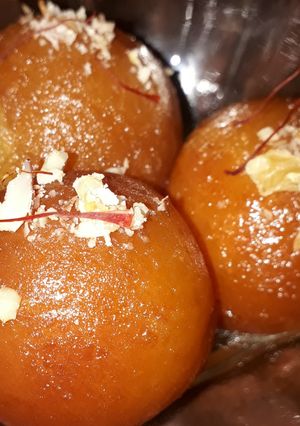 A picture of Gulab jamun.
