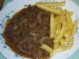 Vesepörkölt gombával