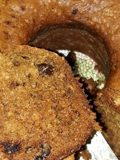 Una foto de Budín de banana con pasas de uva bien húmedo