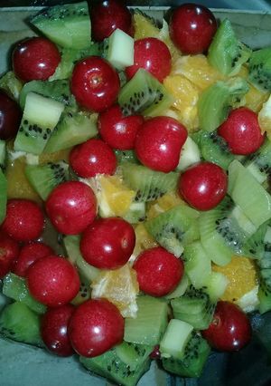 Una foto de Ensalada de 3 frutas🍒🍊 postre fácil y rico!!!