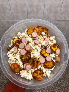 Una foto de Cena de sábado sabroso: crispetas 🍿 con plátano salteado con canela y salchicha de pavo