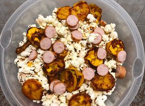 Una foto de Cena de sábado sabroso: crispetas 🍿 con plátano salteado con canela y salchicha de pavo