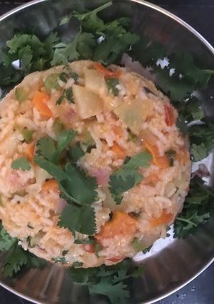 વેજ. સેઝવાન પુલાવ(veg sezwan pulav Recipe in Gujarati) રેસીપી મુખ્ય ફોટો