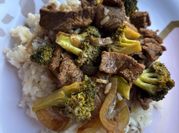 Una foto de comida china carne con brócoli