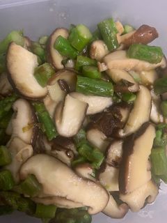 Una foto de Salteado de espárragos trigueros y setas shiitake
